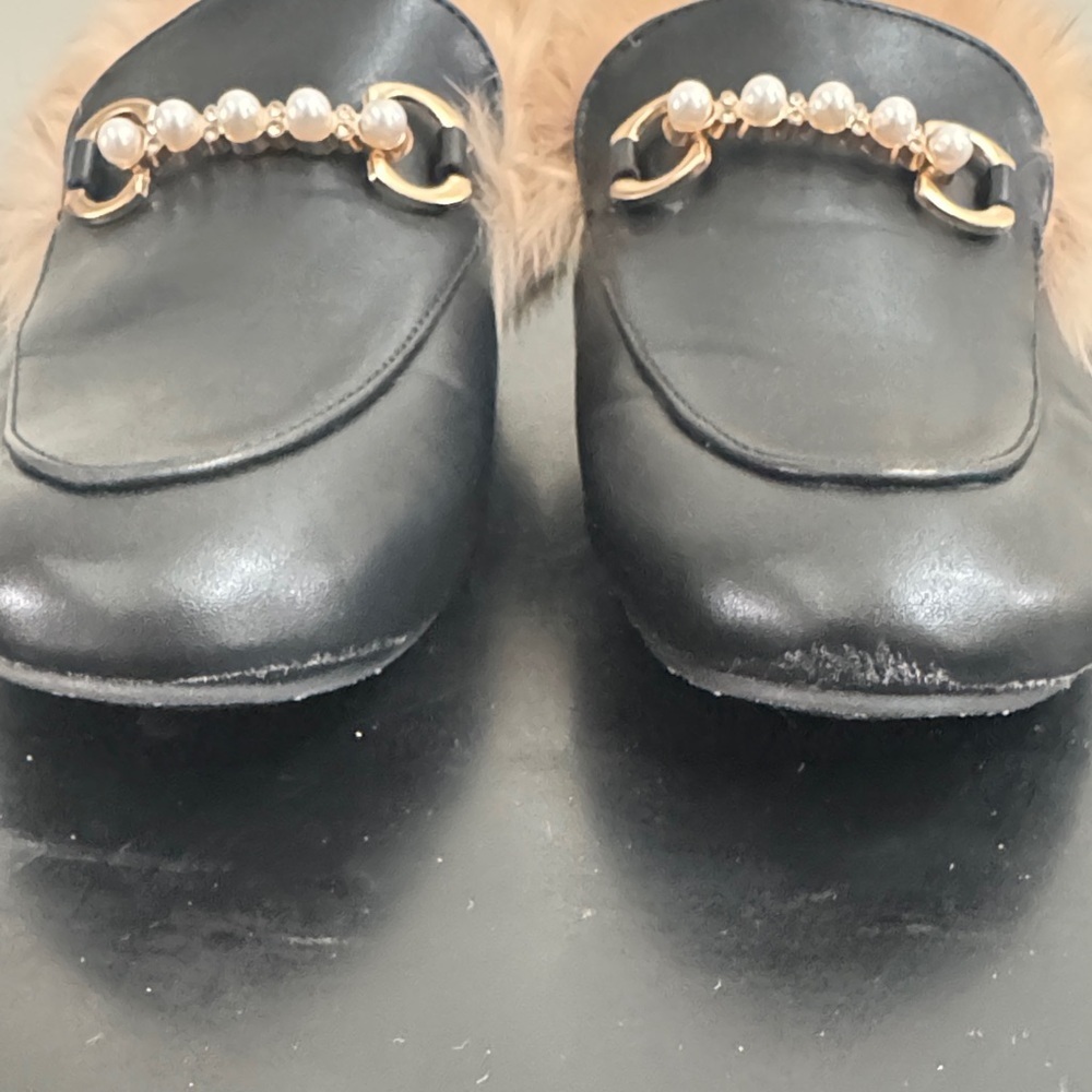Chic Black Loafers with Tan Fur Trim - Picture 6 of 9